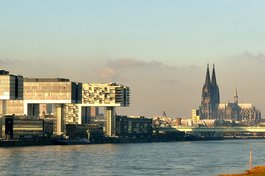 [Translate to Englisch:] Kranhäuser und Dom am Rhein in Köln